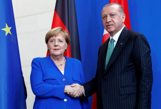 トルコのエルドアン大統領(右)はドイツのメルケル首相と会談した(28日、ベルリン)=ロイター トルコのエルドアン大統領(右)はドイツのメルケル首相と会談した(28日、ベルリン)=ロイター