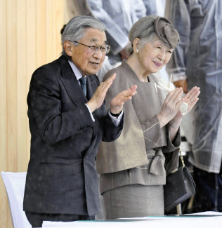 国体総合開会式前のパフォーマンスを鑑賞する天皇、皇后両陛下(29日、福井市)=共同 国体総合開会式前のパフォーマンスを鑑賞する天皇、皇后両陛下(29日、福井市)=共同