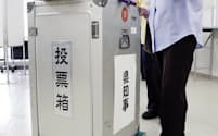 沖縄県知事選に投票する有権者（30日、那覇市役所）