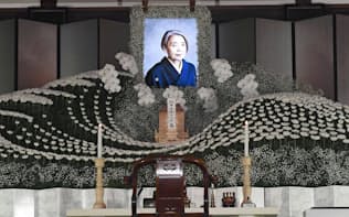 樹木希林さんの遺影が飾られた祭壇（30日午前、東京都港区の光林寺）=共同