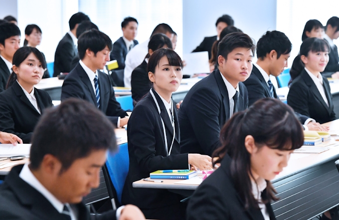 就活 崩れる 10月1日内定式 メルカリは入社日 日本経済新聞