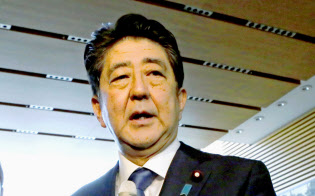 安倍首相(1日、首相官邸)=共同 安倍首相(1日、首相官邸)=共同