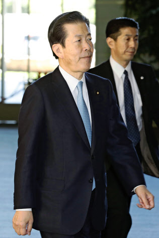 首相官邸に入る公明党の山口代表(1日午後)=共同 首相官邸に入る公明党の山口代表(1日午後)=共同