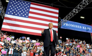トランプ米大統領率いる与党・共和党は、中間選挙で苦戦を強いられている=ロイター トランプ米大統領率いる与党・共和党は、中間選挙で苦戦を強いられている=ロイター