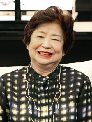 本庶さんのノーベル賞受賞決定の喜びを語る妻の滋子さん(1日、京都市)=共同 本庶さんのノーベル賞受賞決定の喜びを語る妻の滋子さん(1日、京都市)=共同