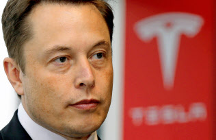 イーロン・マスクCEO率いる米テスラはガバナンス面で「仲間意識」が抜けきっていなかった=ロイター イーロン・マスクCEO率いる米テスラはガバナンス面で「仲間意識」が抜けきっていなかった=ロイター