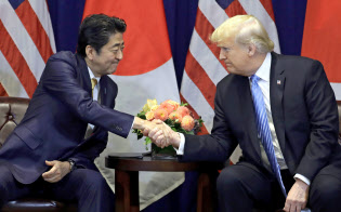 首脳会談で握手する安倍首相とトランプ大統領=AP 首脳会談で握手する安倍首相とトランプ大統領=AP