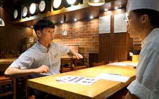 テンアライドでは、ベトナム人の正社員がアルバイトの指導など店舗運営を支援している（東京・千代田）