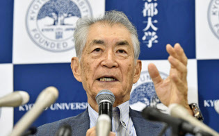 ノーベル医学生理学賞の受賞が決まり、記者会見する本庶佑京都大特別教授(1日、京都市)=共同 ノーベル医学生理学賞の受賞が決まり、記者会見する本庶佑京都大特別教授(1日、京都市)=共同