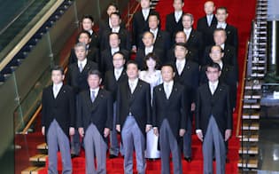 初閣議を終え、記念写真に納まる安倍内閣の新閣僚（2日午後、首相官邸）