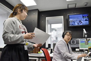 「FMいるか」の宮脇寛生局長(右)と新人の下唐湊祐莉さん(9月25日、北海道函館市)=共同 「FMいるか」の宮脇寛生局長(右)と新人の下唐湊祐莉さん(9月25日、北海道函館市)=共同