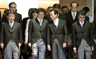 第4次改造内閣の記念撮影に臨む安倍首相(中央左)ら。外交チームの閣僚は前列よりにいた(2日夜、首相官邸)=共同 第4次改造内閣の記念撮影に臨む安倍首相(中央左)ら。外交チームの閣僚は前列よりにいた(2日夜、首相官邸)=共同
