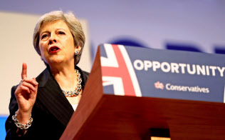 3日、英保守党大会で演説するメイ首相=ロイター 3日、英保守党大会で演説するメイ首相=ロイター