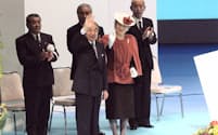 「奄美群島日本復帰50周年記念式典」で、出席者に手を振る天皇・皇后両陛下（2003年11月16日）