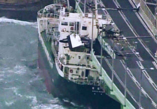 台風21号の強風で関空連絡橋に衝突したタンカー(9月4日午後)=近畿地方整備局提供 台風21号の強風で関空連絡橋に衝突したタンカー(9月4日午後)=近畿地方整備局提供