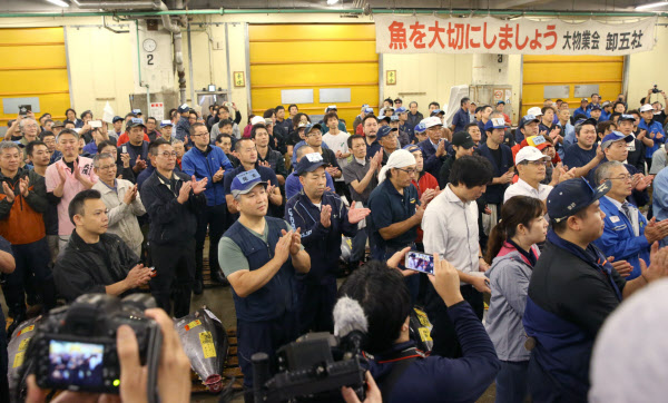 築地市場 最後のセリも威勢よく 年の歴史に幕 日本経済新聞