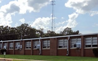 マイクロソフトは公立学校に鉄塔を設置して放送波を使ったブロードバンド通信の提供を始めた（米バージニア州）