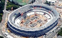 2020年東京五輪・パラリンピックに向け建設が進む新国立競技場（7月）=共同
