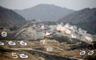 韓国軍の演習中止は、北朝鮮に対する即応態勢や抑止力を弱めかねない(2017年4月に米韓両軍が実施した実弾射撃訓練)=ロイター 韓国軍の演習中止は、北朝鮮に対する即応態勢や抑止力を弱めかねない(2017年4月に米韓両軍が実施した実弾射撃訓練)=ロイター