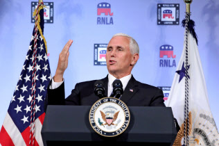 ペンス米副大統領は「トランプ大統領は中国に決して屈しない」と断言した(4日、ワシントン)=ロイター ペンス米副大統領は「トランプ大統領は中国に決して屈しない」と断言した(4日、ワシントン)=ロイター