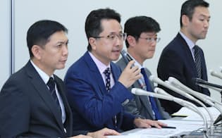 記者会見する、日本取引所グループの横山CIO（左から2人目）と東証の川井執行役員（同3人目）=9日午後、東証