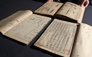 寄託された文化庁所有の崇蘭館本の一部。12世紀の「経史証類備急本草」など貴重な本ばかりだ