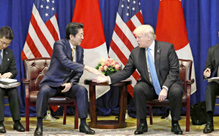 新貿易交渉入りで日米首脳は合意したが…(9月26日、米ニューヨーク)=共同 新貿易交渉入りで日米首脳は合意したが…(9月26日、米ニューヨーク)=共同