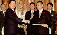 日韓共同宣言を交換する小渕首相と金大中・韓国大統領（1998年10月8日、東京・元赤坂の迎賓館）