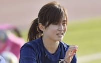 練習の合間にチームメートと話すサッカー女子日本代表の清水梨紗選手（アンマン）=共同