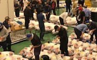 開場した豊洲市場では早速、マグロなどのセリが実施された（11日、東京都江東区）
