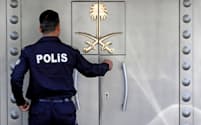 10日、イスタンブールのサウジ総領事館の入り口に立つトルコの警官=ロイター