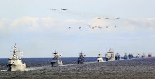韓国海軍が開いた国際観艦式に日本の海自艦の姿はなかった=AP 韓国海軍が開いた国際観艦式に日本の海自艦の姿はなかった=AP