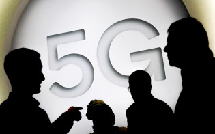 2月にスペインで開かれた携帯電話関連のイベントで掲げられた「5G」の文字=ロイター 2月にスペインで開かれた携帯電話関連のイベントで掲げられた「5G」の文字=ロイター