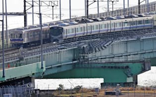 9月18日に運転を再開し、破損した関西空港の連絡橋を通る南海電鉄の車両（奥）