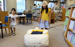 図書館で子供を案内するロボット。愛らしい外観が人気だ
