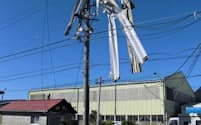 浜松市南区の電柱に引っ掛かったトタン屋根のような飛来物（1日）=中部電力提供