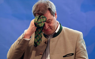 14日の独バイエルン州議会選挙ではCSUの大敗も予想されている(9月、選挙集会でネクタイで汗をぬぐうCSUのゼーダー・バイエルン州首相)=ロイター 14日の独バイエルン州議会選挙ではCSUの大敗も予想されている(9月、選挙集会でネクタイで汗をぬぐうCSUのゼーダー・バイエルン州首相)=ロイター