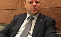 インタビューに答えるリトアニアのスクバルネリス首相（12日、東京都内）