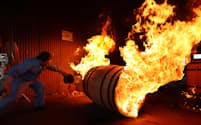 樽の内面を炭化させる作業で噴き上がる炎。職人がタイミングを見極め、水で消火する=淡嶋健人撮影