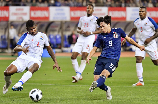 サッカー日本代表 パナマに3 0 南野 伊東が2戦連発 日本経済新聞