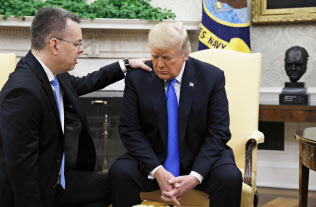 ホワイトハウスで、解放されたブランソン牧師(左)とともに祈るトランプ米大統領(13日、ワシントン)=AP ホワイトハウスで、解放されたブランソン牧師(左)とともに祈るトランプ米大統領(13日、ワシントン)=AP