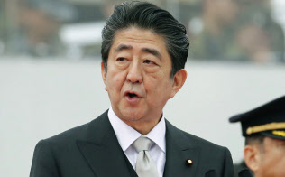 陸上自衛隊朝霞訓練場での観閲式で訓示する安倍首相(14日午前)=共同 陸上自衛隊朝霞訓練場での観閲式で訓示する安倍首相(14日午前)=共同