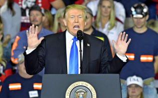 トランプ米大統領はサウジへの武器売却停止には否定的な姿勢を崩さない(13日、ケンタッキー州)=AP トランプ米大統領はサウジへの武器売却停止には否定的な姿勢を崩さない(13日、ケンタッキー州)=AP