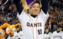 2012年11月、日本シリーズを制した巨人・原監督。リーグ優勝7回は巨人では川上、水原に次ぐものだ=共同