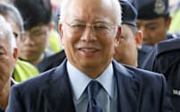 10月4日、クアラルンプールの裁判所に出廷するナジブ前マレーシア首相=ロイター