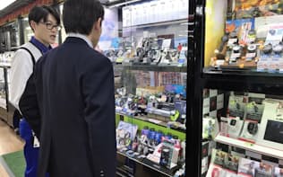 東京都新宿区のヨドバシカメラ新宿西口本店には幅広い世代がスマートウオッチを買い求めに来る