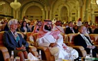 ソフトバンクグループの孫社長(右)とサウジアラビアのムハンマド皇太子(中)（2017年10月、サウジアラビア・リヤド）=ロイター