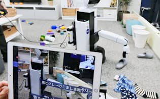 「CEATEC（シーテック）ジャパン2018」に出展したプリファード・ネットワークスの全自動お片付けロボットシステム。家庭にある様々な物を認識してつかみ、所定の場所に片付けられる（15日午後、千葉市美浜区の幕張メッセ）
