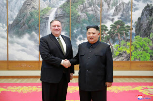 ポンペオ米国務長官は北朝鮮の金委員長に核施設の査察を受け入れるよう求めた(7日、平壌)=ロイター ポンペオ米国務長官は北朝鮮の金委員長に核施設の査察を受け入れるよう求めた(7日、平壌)=ロイター