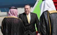 　サウジアラビアの首都リヤドに到着し、サウジ閣僚らとあいさつを交わすポンペオ米国務長官（中央）=16日（ロイター=共同）